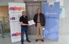 El presidente de la Fundación, Joaquín Fernández, recibe la aportación de manos de Javier Terrero, de Liceo Monjardín.