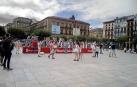 Gente en el control de la plaza Consistorial a las 11.50, con el aforo de la plaza llena.