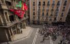 El Ayuntamiento de Pamplona despliega un gran pañuelo en la Casa Consistorial