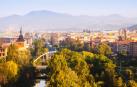 Imagen de Pamplona con el río Arga en primer plano