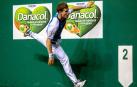 Iñaki Artola corre para dar alcance a una pelota que Olaizola II remató en el txoko del Labrit.