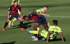 Estupiñán protege la pelota ante Arambarri y Damián.
