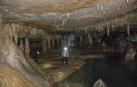 Lago interior de la cueva de los Cristinos durante una de las visitas ofertadas también en los inviernos.