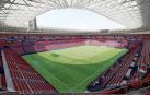ASÍ SERÁ POR DENTRO. Todas las butacas serán rojas y letras de CA Osasuna en azul. En Sur, Lateral y Gol se unifica la grada por abajo para darle continuidad, sin pasillos. Los espectadores accederán ahí subiendo hasta las bocanas por las que actualmente se entra a la tribuna y bajando después por la grada hasta ocupar sus localidades. En esas zonas, el estadio crece en altura por encima de la actual tribuna con una línea de boxes intermedia, como se aprecia en la imagen. Preferencia se queda como está. Es el render definitivo (imagen digital que se crea a partir de un modelo o escenario 3D).