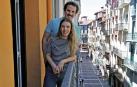 Izaskun Huarte Lacunza y su novio Miguel Olóriz Iriarte, en el balcón de su casa en la calle Estafeta.