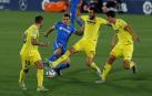 El centrocampista del Villarreal Vicente Iborra (2d) lucha con el uruguayo Mauro Arambarri (2i), del Getafe CF.