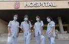 Lucía Simón, Julia Tabuenca, Sara Usechi y Rebeca González frente a la puerta del Hospital Reina Sofía de Tudela.