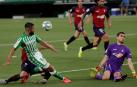 Sergio Herrera evita el gol de Fekir.