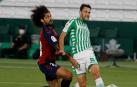 Aridane Hernández trata de frenar a Alfonso Pedraza, autor del segundo gol del Betis