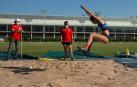 Yaiza Sanz Calvo (Atlético Ardoi) realiza la primera prueba, salto de longitud,  ante la mirada de los jueces.