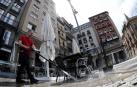 El dueño de un bar de la Plaza del Castillo desinfecta su terraza.