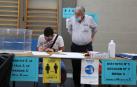 Abren los colegios electorales de Galicia y País Vasco
