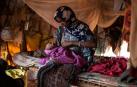 Una mujer desplazada y su bebé desnutrido en Somalia.
