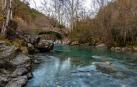 El sendero pasa por puentes que atraviesan el río Belagua.