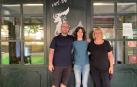 Fernando Tirapu Urrestarazu, dueño del bar Trovador, junto a Arantxa Urrestarazu Planillo, cocinera del local, y Nerea Baztán Barbería, quien también trabaja en el bar.
