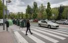 En algunas calles los contenedores impiden la visión del paso de cebra y suponen un peligro para peatones.