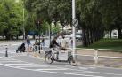 El tráfico y la urgencia llevan al carril bici a pisar zona verde en Antoniutti