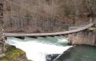 El puente colgante que da nombre a esta ruta en torno al pueblo de Aribe en una fotografía de 2018.