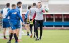 Un sonriente Sergio Herrera coge el balón ante la mirada de Enric Gallego y Oier Sanjurjo, este miércoles en el último entrenamiento previo al partido.