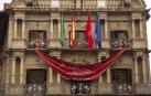 El Ayuntamiento retira el gran pañuelo rojo de su fachada