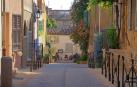 Vista de una calle en el centro de Saint-Tropez, Francia