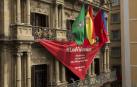 El Ayuntamiento de Pamplona despliega un gran pañuelo en la Casa Consistorial