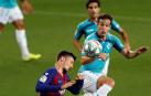 Espectacular acción de Iñigo Pérez, para tratar de alcanzar el balón antes que el francés Lenglet.