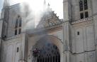 Decenas de bomberos tratan de extinguir un incendio en la catedral de Nantes