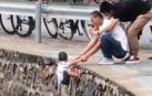 El momento en que un padre cuelga a su hijo de un precipicio para hacerle una foto