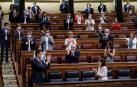 El presidente del Gobierno, Pedro Sánchez, aplaude junto a miembros del Gobierno y de la bancada socialista.