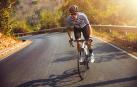 Un ciclista circula por una carretera nacional