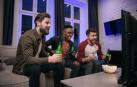 Tres amigos siguen un partido de la NBA por televisión
