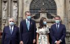 El rey Felipe VI ha presidido, junto con la reina Letizia, la tradicional Ofrenda que cada 25 de julio se realiza al Apóstol Santiago, que ha tenido lugar en la Iglesia de San Martiño Pinario por las obras en la Catedral.