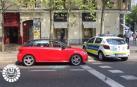Un coche de policía junto al coche donde se encontraba el bebé.