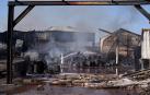 El incendio de una nave industrial que almacenaba materiales inflamables, entre ellos disolvente, en la localidad de San Pedro del Arroyo (Ávila) y que ha obligado a evacuar a los vecinos del pueblo ya está controlado.