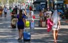 Varias turistas caminan por las Ramblas de Barcelona.
