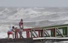 Una familia observa el mar en la llegada del huracán 'Hanna' a Texas