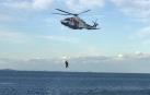 Un helicóptero de Salvamento rescata a una persona encaramada a una roca en Rodalquilar