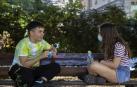 Varias personas comen helados, en cucurucho, en tarrina o en corte por las calles de Pamplona pese a la incomodidad de las mascarillas.