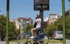 Una mujer pasa ante un termómetro que marca 43 grados este martes en la Avenida Joan March de Palma de Mallorca