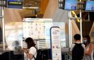 Jóvenes en la ventanilla de facturación para un vuelo con destino Londres, en la terminal T4 del Aeropuerto de Madrid-Barajas
