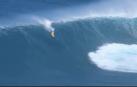 Vídeo: La surfista Keana Kenelly se lleva el premio a la mejor caída del año con una ola gigante del Pacífico