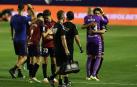 Los dos debutantes en Primera, Javi Martinez y Aimar Oroz, abrazados por Nacho Vidal y Rubén Martínez, respectivamente.