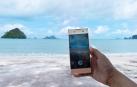 Foto de persona haciendo foto con el móvil en una playa