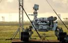 Un modelo de tamaño natural del Mars 2020 Rover, junto al lugar del lanamiento del cohete United Launch Alliance Atlas V que contiene el verdadera Perseverance Mars 2020.