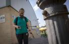 Los operarios de Oberena realizan la limpieza y desinfección de las instalaciones en la lucha contra la propagación del coronavirus.