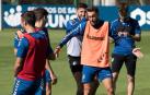 Bromas entre Roberto Torres y David García, ante Oier e Iñigo Pérez. A la derecha, Rober Ibáñez, ya casi recuperado de la lesión.