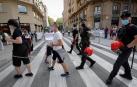 Trabajadores de Siemens Gamesa de Aoiz se han encadenado y han cortado unos minutos una calle en Pamplona.