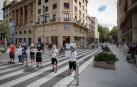 Trabajadores de Siemens Gamesa se encadenan y cortan unos minutos una calle en Pamplona