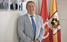 Rafa del Amo, en la Sala de Juntas con los retratos de anteriores presidentes y las banderas de la FNF y la RFEF.